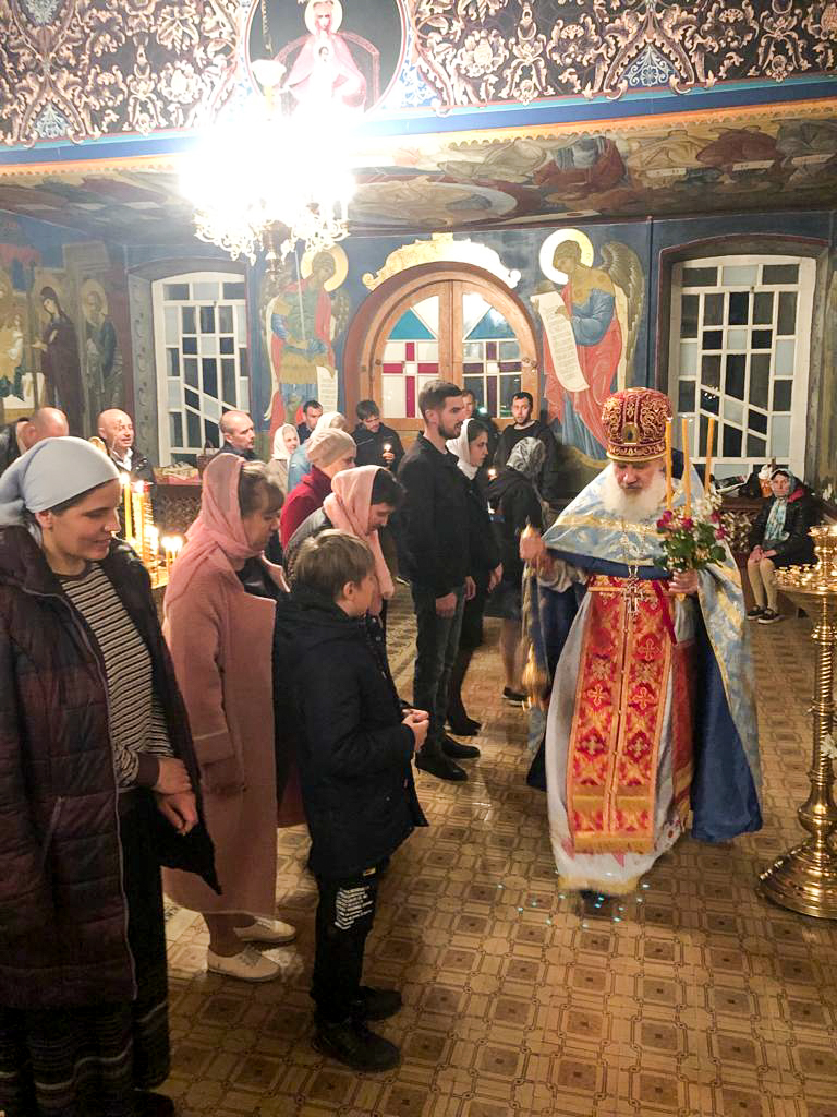Пасхальное богослужение в храме святителя Димитрия митрополита Ростовского.